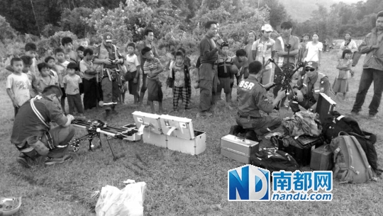 救援队现场调试无人机。