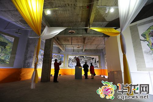 大型画作中，21幅作品首次面向市民展出。 首席记者 罗嘉 摄