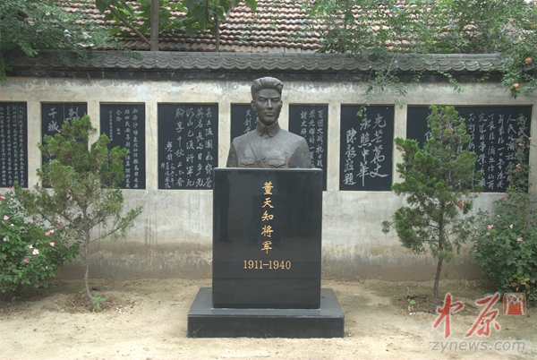 董天知将军故居中董天知将军塑像