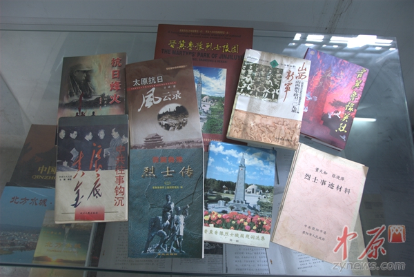 董天知将军故居展厅内的部分图书