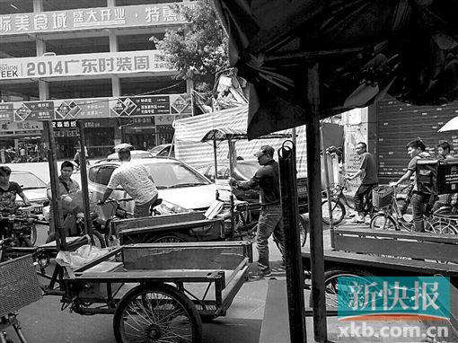 ■10月16日下午的中大布市,道路混乱无序,机动车和非机动车互相争道。