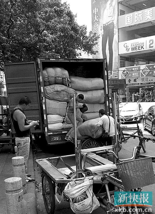 ■送布工张燕明正把自己电动三轮车上的货物转运到货车上,他每天如此,一天工作12小时。