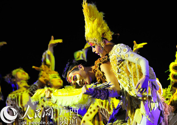 麻雀与小猴相爱，为了战胜邪恶的独隆，她决定献出自己的羽毛。（罗世立/摄）