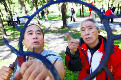 ▼徐胜利前辈向韩德先生讲解"八卦五行风火轮".