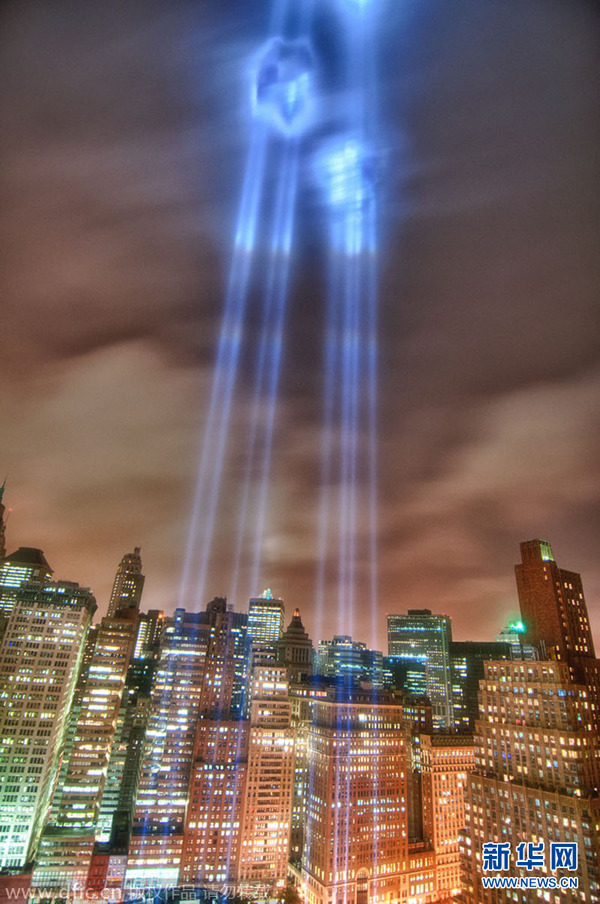 纽约世贸大厦首现自然光柱 与911纪念光柱