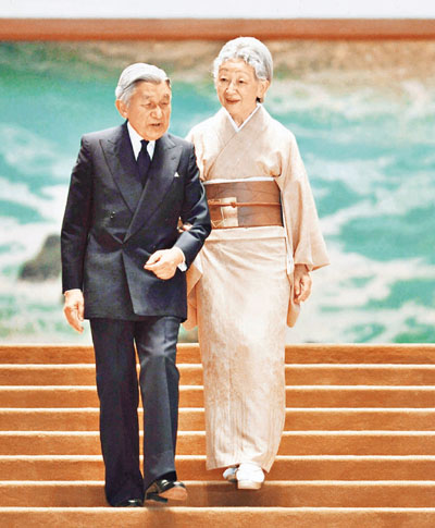 图为日本天皇和皇后。
