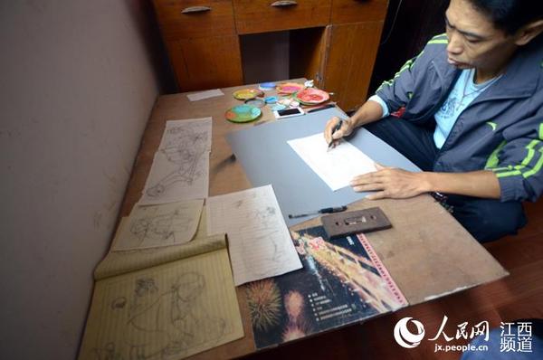 江西上高农民版画家杜文成尽管身患重疾，但病痛并未磨灭他作画的热情。