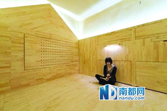 ↑↓木头设计的工作室原型，机关众多，功能多变。