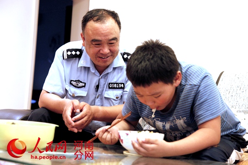 邹清林和被救助的儿童在一起 郭强 摄影