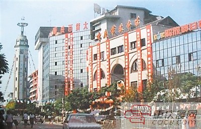 九龙是群林市场下属的服装工厂。1980年代的群林外景。
