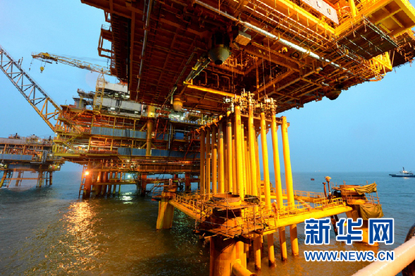 图为，井口平台组块安装对接瞬间。