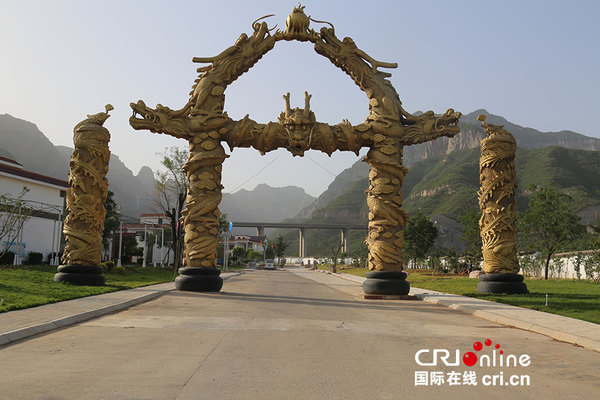 山口村地处晋豫交界，207国道穿境而过，拥有国家AAAA级旅游景区——五龙口猕猴风景区。