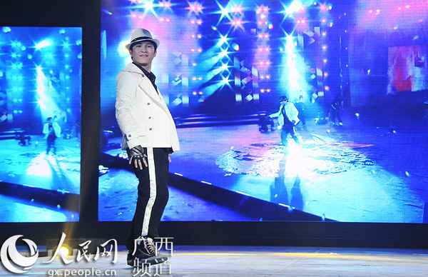 卓君即兴起舞