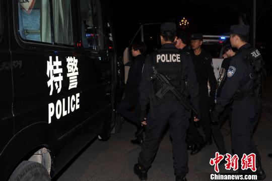 图为警方抓获违法犯罪嫌疑人。 钟欣 摄