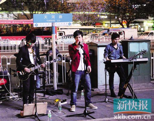 ■天河路上的流浪歌手(资料图)。    新快报记者 魏星/摄