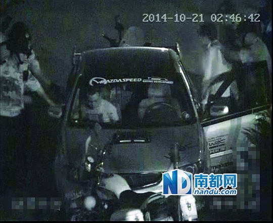 警方根据监控摄像将车内4名“瘾君子”一举抓获。