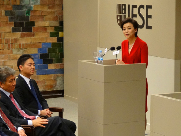 杨澜领奖后致辞 新华社记者周喆摄