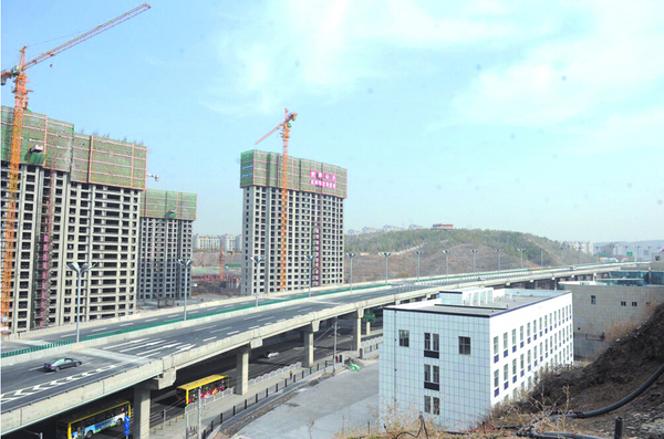 新通车的克南高架东延高架桥上车辆并不多。