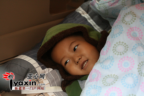 躺在车中的小龙龙。亚心网记者 龚彦晨/摄