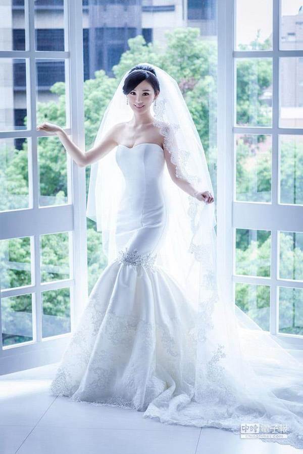 中天主播吴依洁下月将升格成人妻，今天曝光绝美婚纱照。图片来源:台湾《中时电子报》