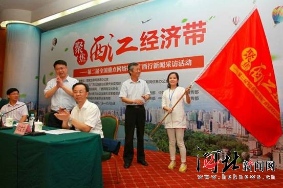 10月28日经济半小时_经济半小时 20161028 京新高速 穿越沙漠的巨龙(2)