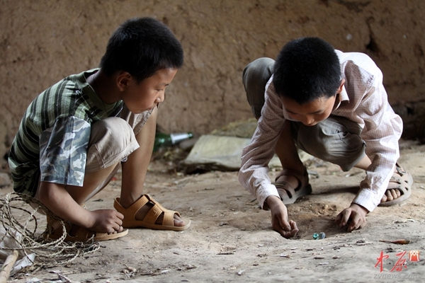 2010年6月16日，河南省南阳市淅川县滔河乡凌岗村，孩子在玩耍。