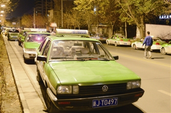 　　献血者搭乘的车辆排成了长龙。