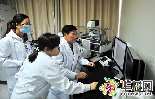 卞修武与同事们一起攻克医学难题。 首席记者 罗嘉 摄