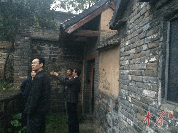 站在巩县抗日民主政府的旧址前,抚今追昔不胜感慨