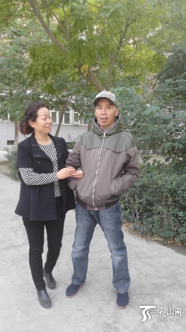 搀着丈夫在小区里散步，是陈芝每天最惬意的时光。