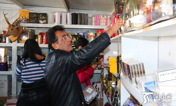巴基斯坦记者在霍尔果斯口岸商铺内挑选商品。