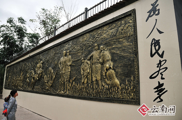 市民正在参观浮雕文化墙