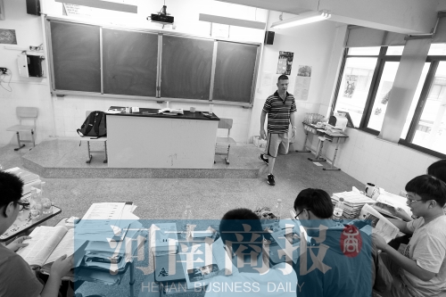工资收入证明模板_郑老师每月工资收入