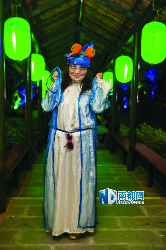 霍丽帆,26岁,陕西人,白天她是锦绣中华景区的一名文员,晚上,她便化装成“水果王子”,在园区内与游客活动,她说让她最难忘的是游客不仅没有怕她,还很多人和她合照。