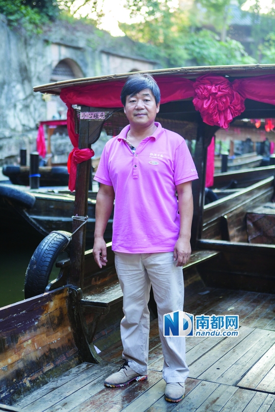 黄金刚,40岁,湖南人。白天,他是锦绣中华游览船的船夫,晚上,他就成“变态守墓人”。他一开始很忌讳扮鬼,觉得不吉利,但后来却慢慢爱上了这个岗位。