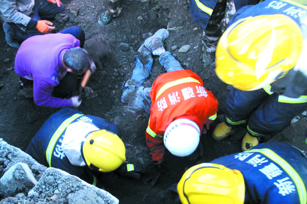 消防官兵正在救人。