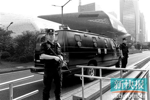 ■警方在花城广场持枪巡逻。新快报记者王小明/摄(资料图片)