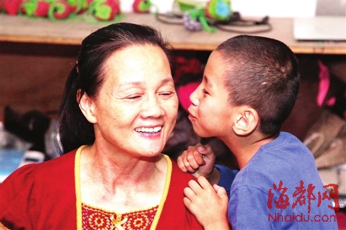 虽然一休亲了自己一脸口水，王月凤心里却是满满的幸福