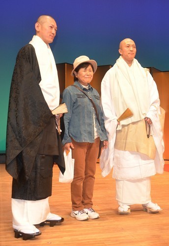 时装秀结束后，观众还可以与走秀的僧侣们拍照留念。其中一名模特、来自大阪箕面市宝珠院的僧侣松木秀知(40岁)笑着说：“多少有些害羞，但是能当一次模特非常开心。”（图片来源：日本《每日新闻》）