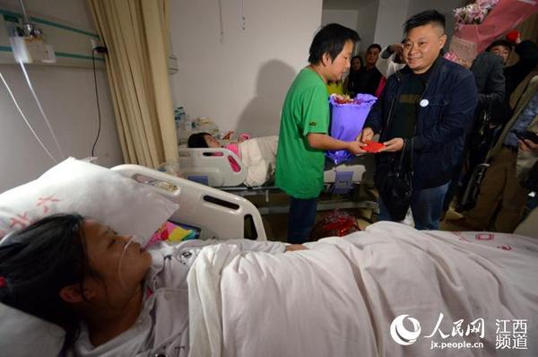 经过人民网报道后，社会上不少好心人和组织来到医院为廖金香捐钱捐物。