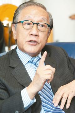 新党主席郁慕明批柯文哲利用在野联盟包装，欺瞒台北市民；他说，民众不能再被政客的伪装欺蒙。图片来源：台湾《联合晚报》