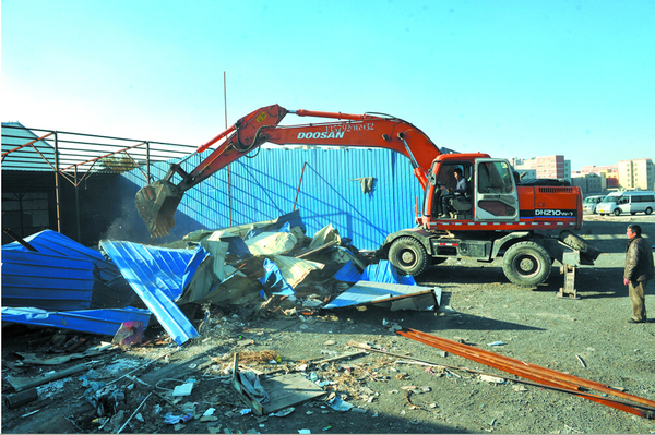 王家梁物流货场违章建筑被拆。