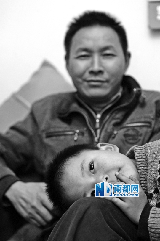 林浩和他的父亲。如果没有那场地震，林浩就是普通的乡村留守儿童，靠捡废品挣零花钱；地震让家人团聚了一段时间，但父亲还是得外出打工挣钱。林浩说，自己最想演的角色其实是“一个父亲”。C FP图片