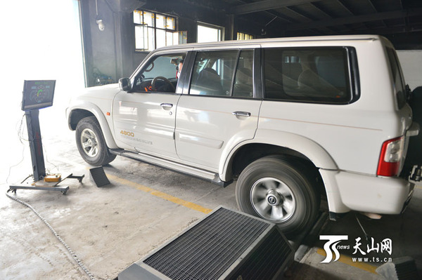 车辆在接受尾气排放检测