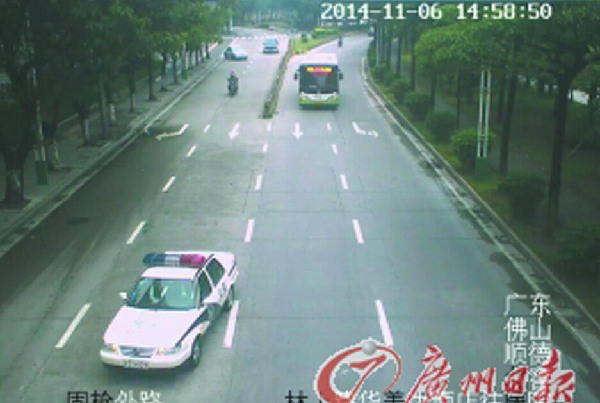 孕妇路边产子 警车开道公交飙车救人|公交车|公
