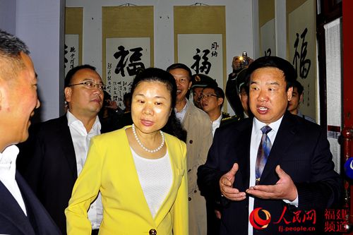 11月8日，“百将百福”书法作品展在龙岩古田会议纪念馆举行,卢江辉少将（右）现身展览现场介绍福文化。 吴隆重 摄