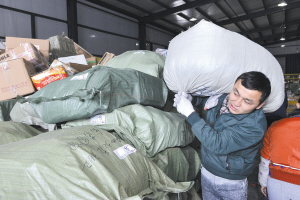 工作人员正在搬运准备投递的快件。