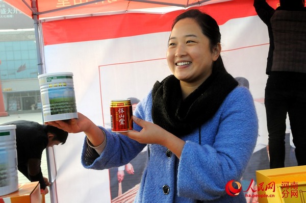 温县一家企业正在山药文化节上推销自己的深加工产品