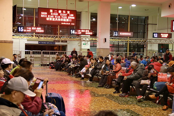 11月11日乘坐Y152次旅客在候车室等候列车。苏志刚 摄影