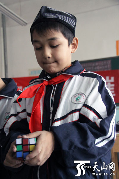 乌鲁木齐第109中学六年级四班学生达尼亚在对